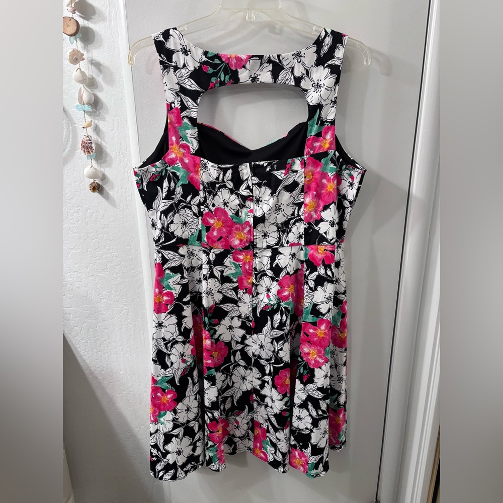 Retro Black and Pink Floral Dress - Picture 3 of 5